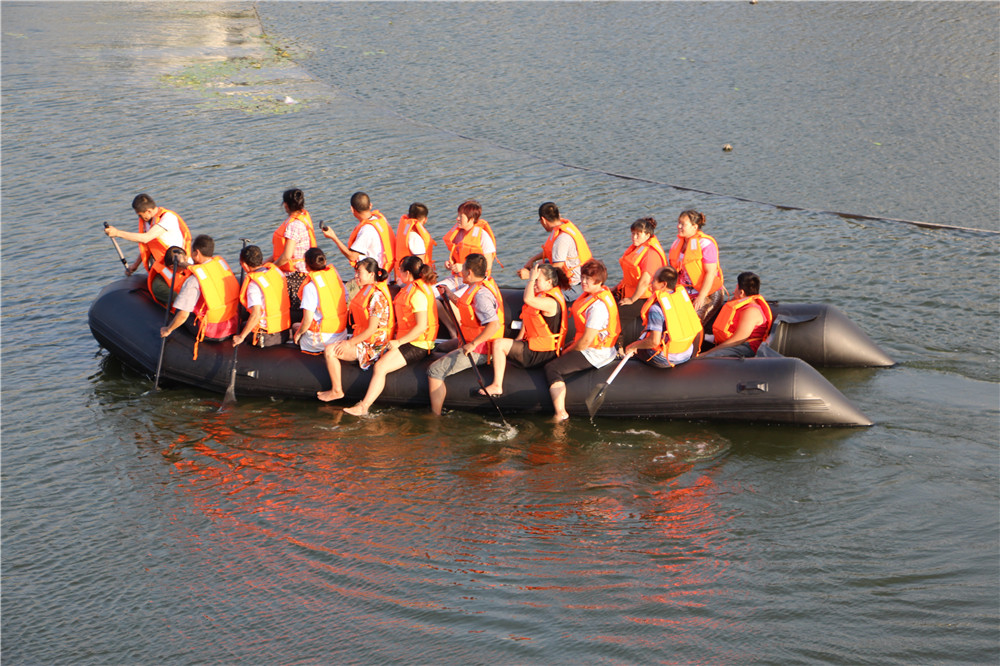 Duża, wielokolorowa, dmuchana  – Fishing Boat Inflatable recenzja i cena